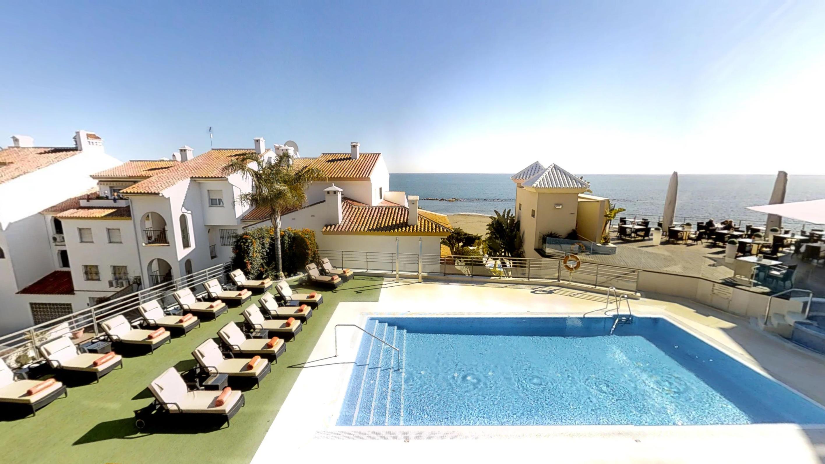 阿雷莎文奇精选精品水疗酒店 贝纳尔马德纳 外观 照片 A swimming pool in Spain