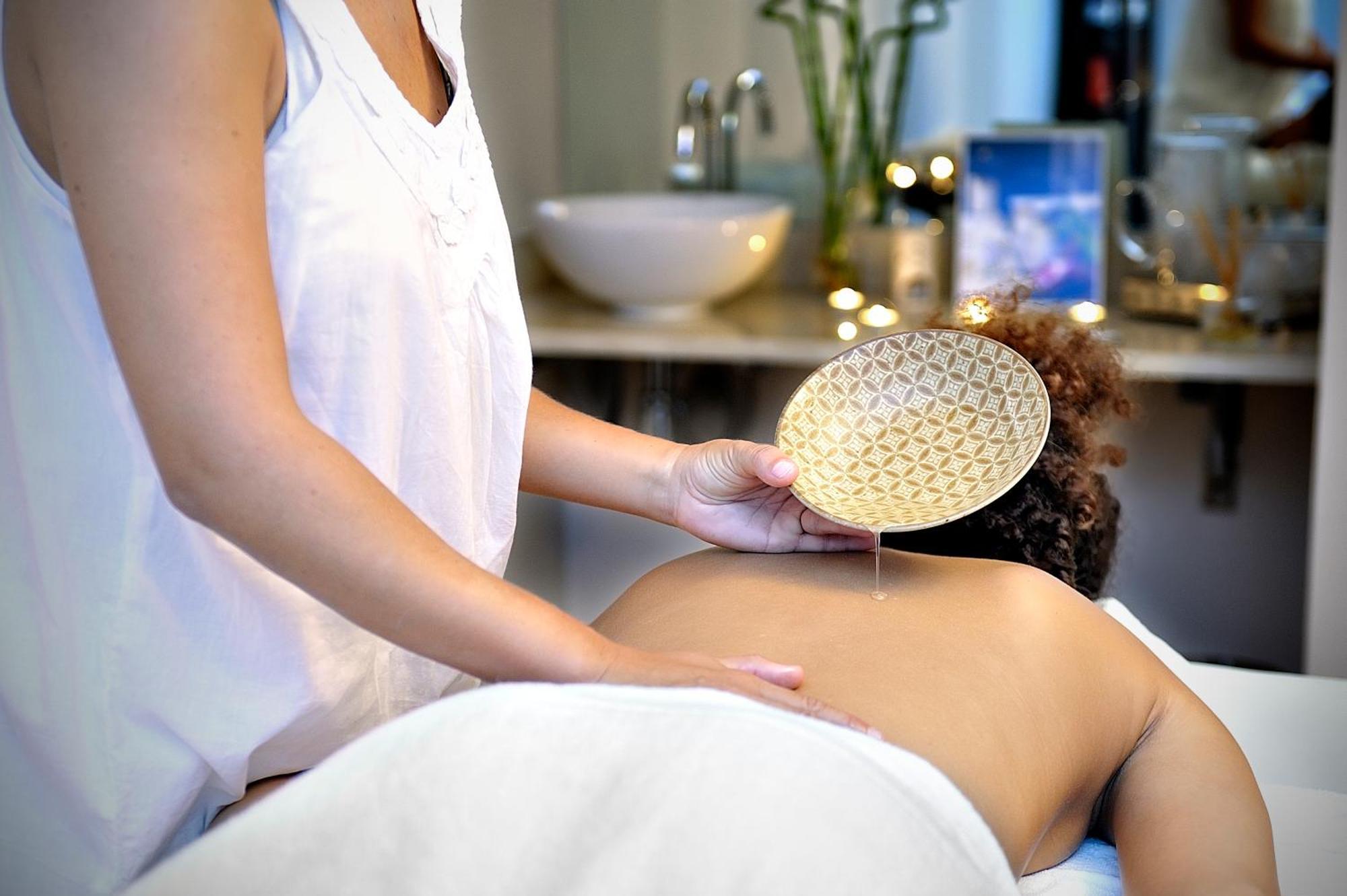 阿雷莎文奇精选精品水疗酒店 贝纳尔马德纳 外观 照片 A practitioner performing a massage with a flower of life massage stone